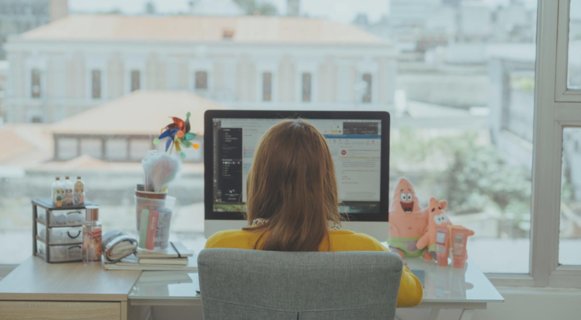 Analyse de données financières sur écran d'ordinateur montrant graphiques et tableaux de performance