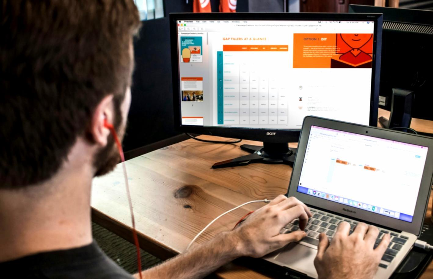 Étudiants travaillant sur des analyses financières avec des graphiques et tableaux
