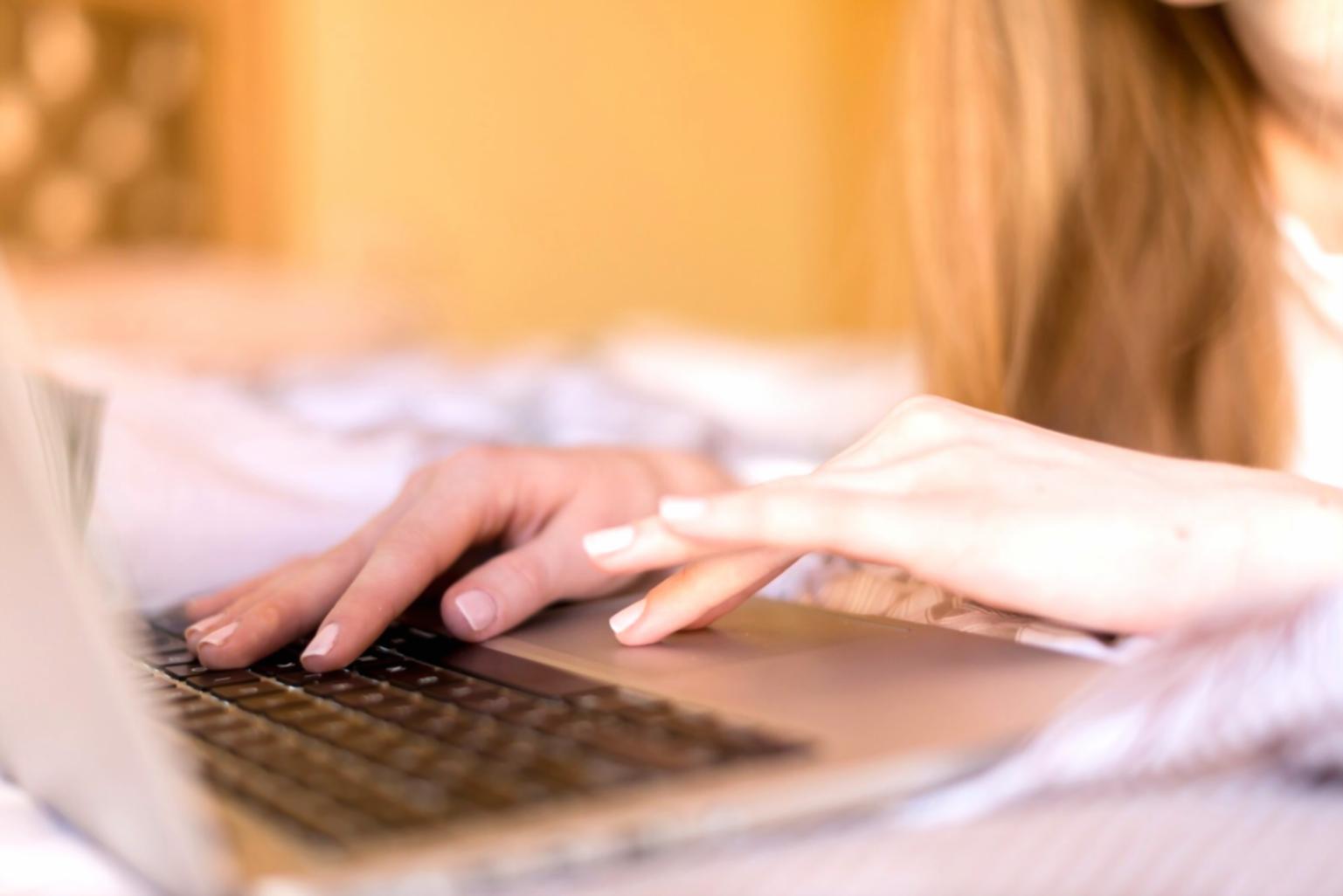 Graphiques financiers et calculatrice sur bureau professionnel