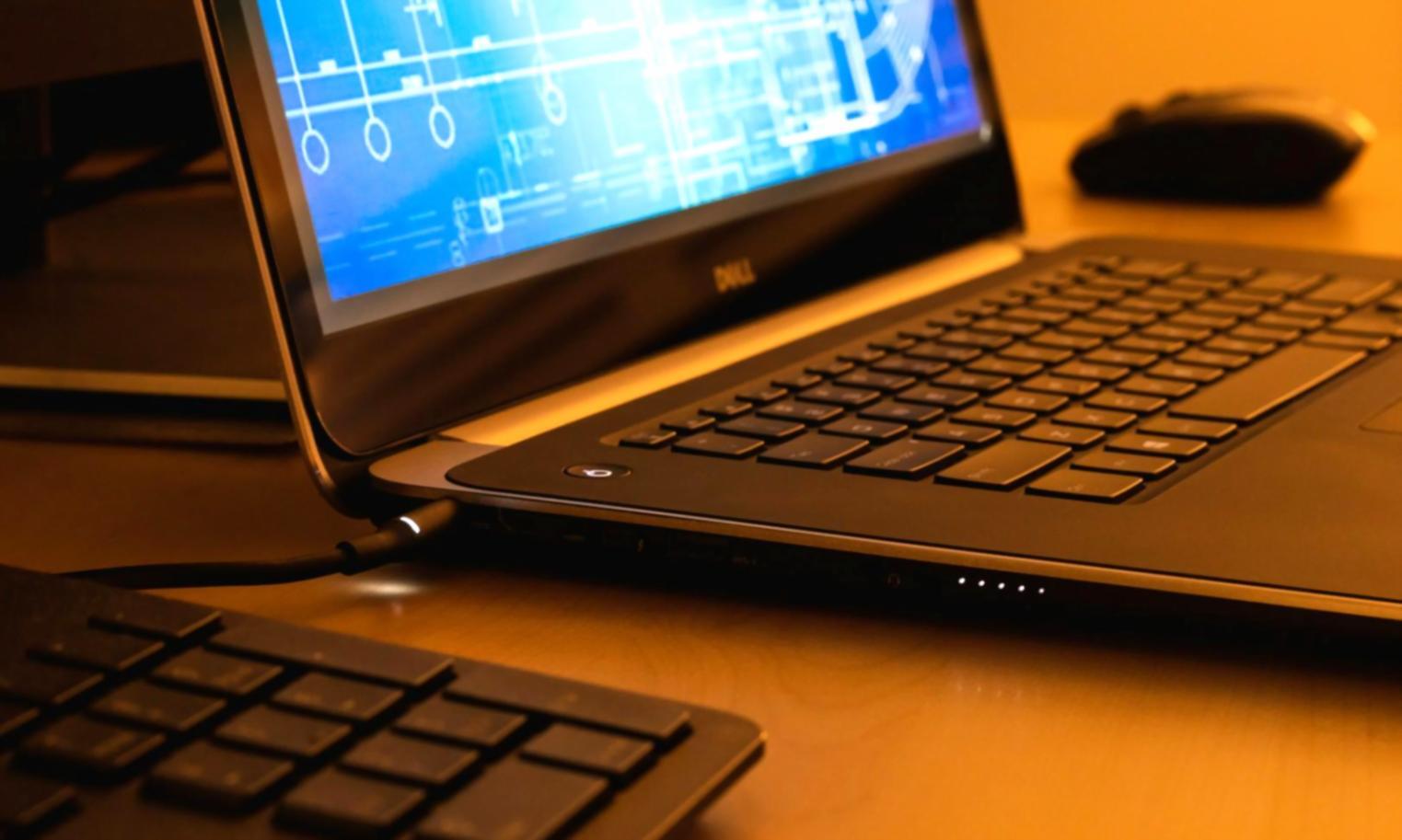 Consultation financière personnalisée avec documents et graphiques sur une table de travail